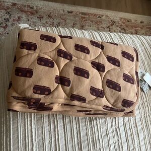 Kate Quinn quilt blanket